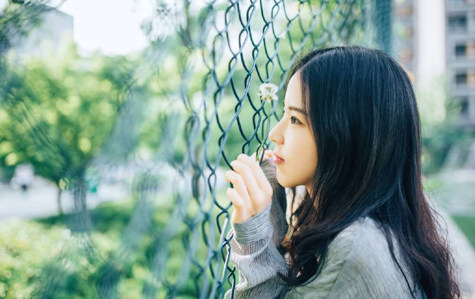 一声闷响伴随着刺耳的骨骼碎裂声中，虎卫魁梧的身体就这么仿佛遭到重物撞击一般离地而起，眼中还带着愕然的表情，胸口却整个凹陷下去。